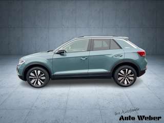 Schräge Frontansicht auf einen Volkswagen T-Roc , freigestellt