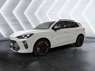 Schräge Frontansicht auf einen CUPRA Terramar , freigestellt