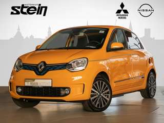 Schräge Frontansicht auf einen Renault Twingo , freigestellt