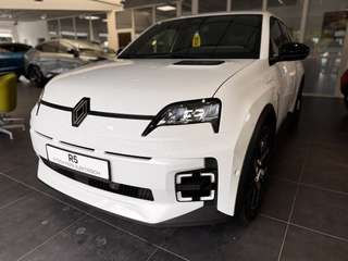 Schräge Frontansicht auf einen Renault 5 E-TECH , freigestellt