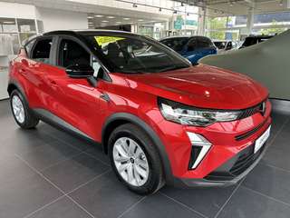 Schräge Frontansicht auf einen Renault Captur , freigestellt