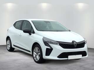 Schräge Frontansicht auf einen Renault Clio , freigestellt