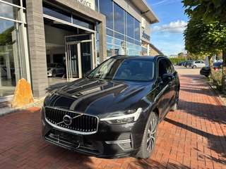 Schräge Frontansicht auf einen Volvo XC60 , freigestellt