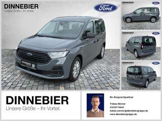 Schräge Frontansicht auf einen Ford Tourneo Connect , freigestellt