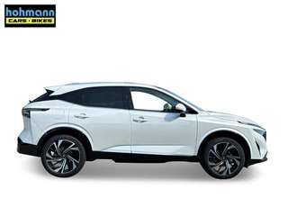 Schräge Frontansicht auf einen Nissan Qashqai , freigestellt