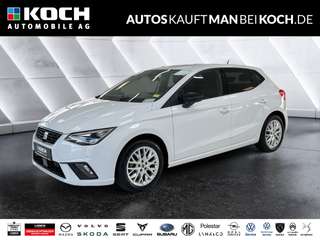 Schräge Frontansicht auf einen SEAT Ibiza , freigestellt