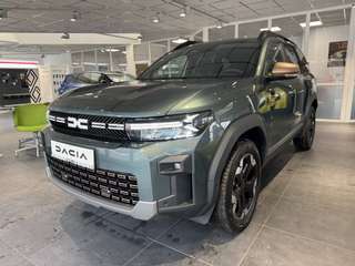 Schräge Frontansicht auf einen Dacia Bigster , freigestellt