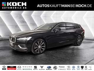 Schräge Frontansicht auf einen Volvo V60 , freigestellt