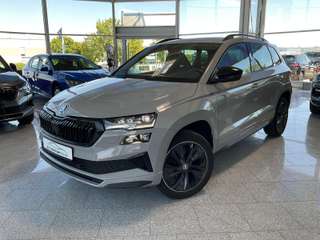 Schräge Frontansicht auf einen Skoda Karoq , freigestellt