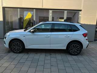 Schräge Frontansicht auf einen Skoda Kamiq , freigestellt