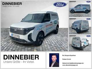 Schräge Frontansicht auf einen Ford Transit Courier , freigestellt