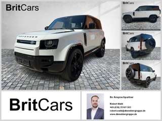 Schräge Frontansicht auf einen Land Rover Defender , freigestellt