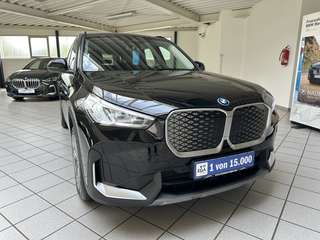 Schräge Frontansicht auf einen BMW iX1 , freigestellt