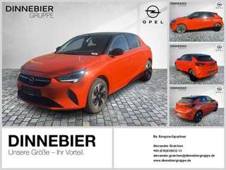 Schräge Frontansicht auf einen Opel Corsa , freigestellt