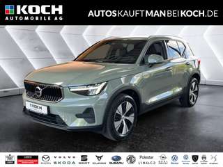 Schräge Frontansicht auf einen Volvo XC40 , freigestellt