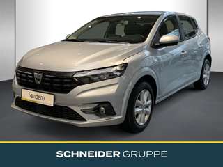 Schräge Frontansicht auf einen Dacia Sandero , freigestellt