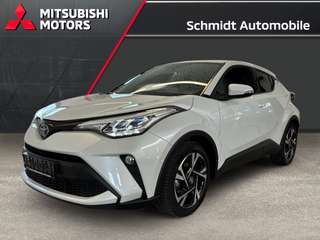 Schräge Frontansicht auf einen Toyota C-HR , freigestellt