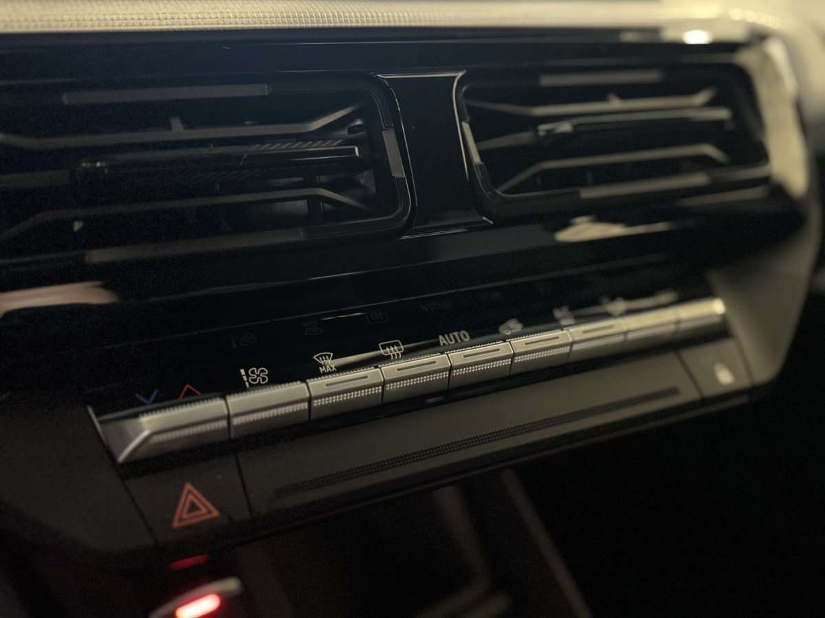 Fahrzeugbild eines Renault 4 E-TECH