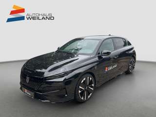 Schräge Frontansicht auf einen Peugeot 308 , freigestellt