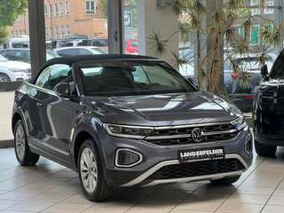 Schräge Frontansicht auf einen Volkswagen T-Roc , freigestellt