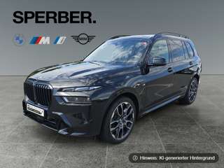 Schräge Frontansicht auf einen BMW X7 , freigestellt