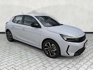 Schräge Frontansicht auf einen Opel Corsa , freigestellt