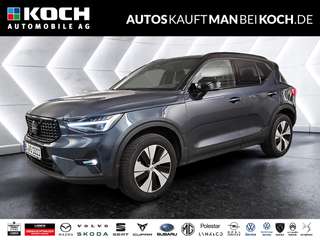 Schräge Frontansicht auf einen Volvo XC40 , freigestellt