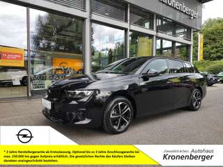 Schräge Frontansicht auf einen Opel Astra , freigestellt