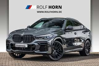 Schräge Frontansicht auf einen BMW X6 , freigestellt