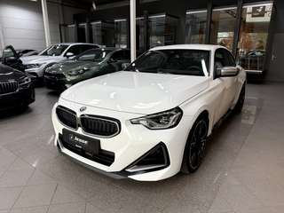 Schräge Frontansicht auf einen BMW 2er-Reihe , freigestellt