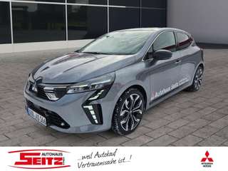 Schräge Frontansicht auf einen Mitsubishi Colt , freigestellt