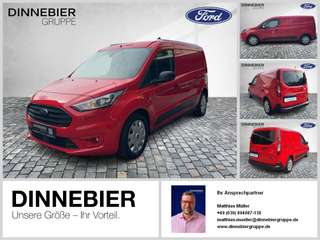 Schräge Frontansicht auf einen Ford Transit , freigestellt