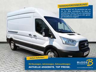 Schräge Frontansicht auf einen Ford Transit , freigestellt