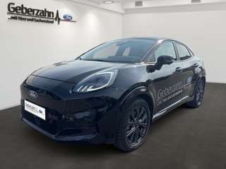 Schräge Frontansicht auf einen Ford Puma , freigestellt