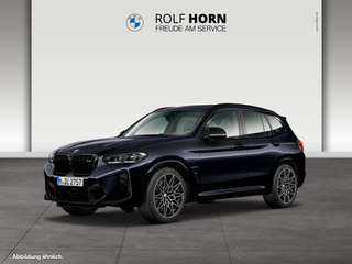 Schräge Frontansicht auf einen BMW X3 , freigestellt