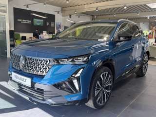 Schräge Frontansicht auf einen Renault Austral , freigestellt