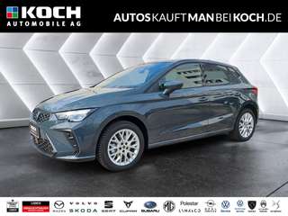 Schräge Frontansicht auf einen SEAT Ibiza , freigestellt