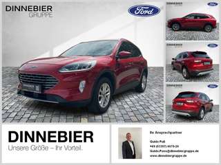 Schräge Frontansicht auf einen Ford Kuga , freigestellt