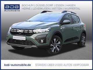 Schräge Frontansicht auf einen Dacia Sandero , freigestellt