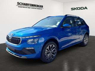 Schräge Frontansicht auf einen Skoda Kamiq , freigestellt