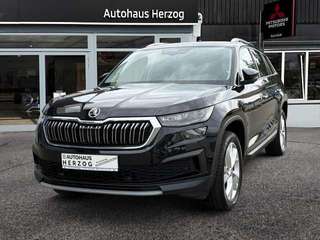 Schräge Frontansicht auf einen Skoda Kodiaq , freigestellt