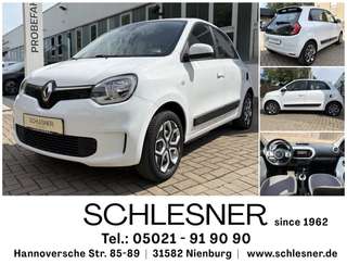 Schräge Frontansicht auf einen Renault Twingo , freigestellt