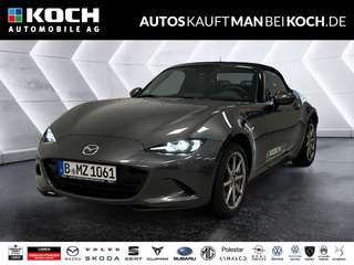 Schräge Frontansicht auf einen Mazda MX-5 , freigestellt