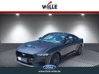 Schräge Frontansicht auf einen Ford Mustang , freigestellt