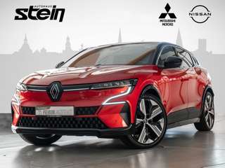 Schräge Frontansicht auf einen Renault Megane E-TECH , freigestellt