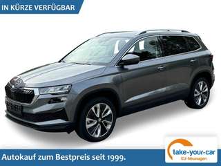 Schräge Frontansicht auf einen Skoda Karoq , freigestellt