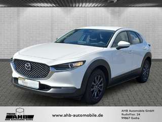 Schräge Frontansicht auf einen Mazda CX-30 , freigestellt