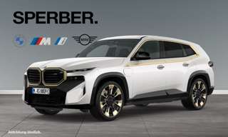 Schräge Frontansicht auf einen BMW XM , freigestellt