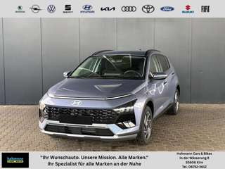 Schräge Frontansicht auf einen Hyundai Bayon , freigestellt