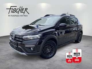 Schräge Frontansicht auf einen Dacia Sandero , freigestellt